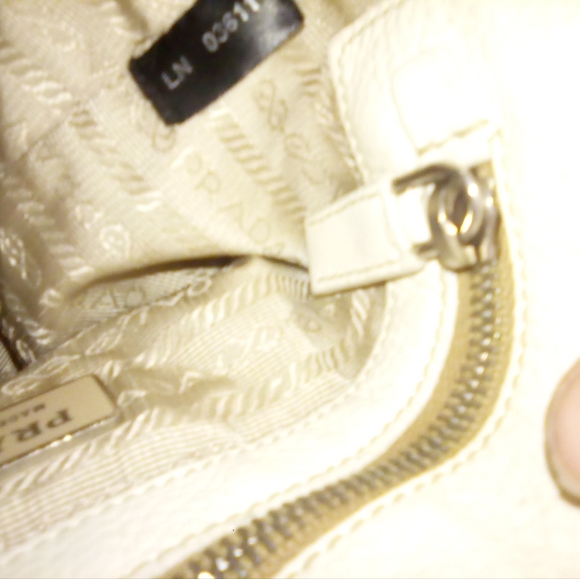 Prada large bag ivory with cream stripe snakeskin print latch in e.u.c - Picture 8 of 9